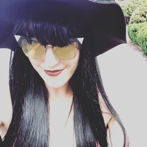 Meet your Posher, Caitlin